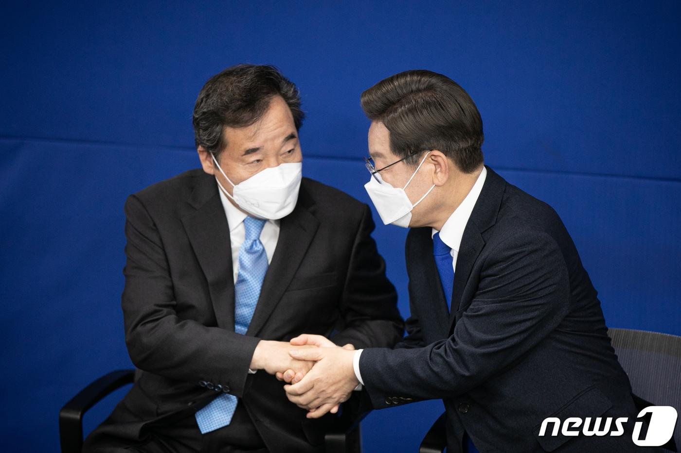 본문 이미지 - 이낙연 더불어민주당 총괄선대위원장과 이재명 후보가 10일 오후 서울 여의도 더불어민주당 중앙당사에서 열린 선거대책위원회 해단식에서 손을 잡고 서로를 격려하고있다. 2022.3.10/뉴스1 ⓒ News1 이동해 기자
