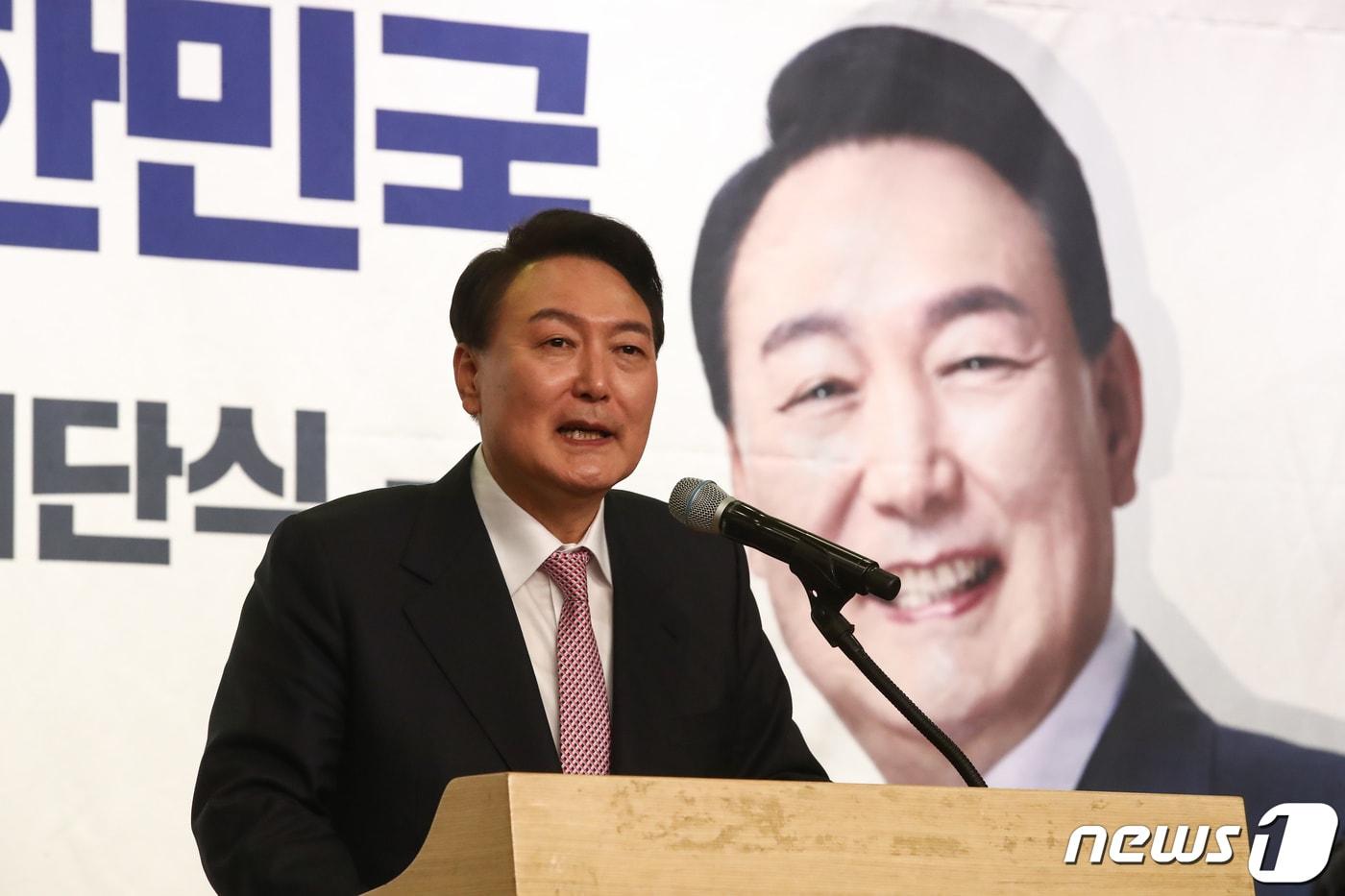 본문 이미지 - 윤석열 대통령 당선인이 10일 국회 도서관에서 열린 국민의힘 선대본부 해단식에 참석해 인사말을 하고 있다. /뉴스1 ⓒ News1 이동해 기자