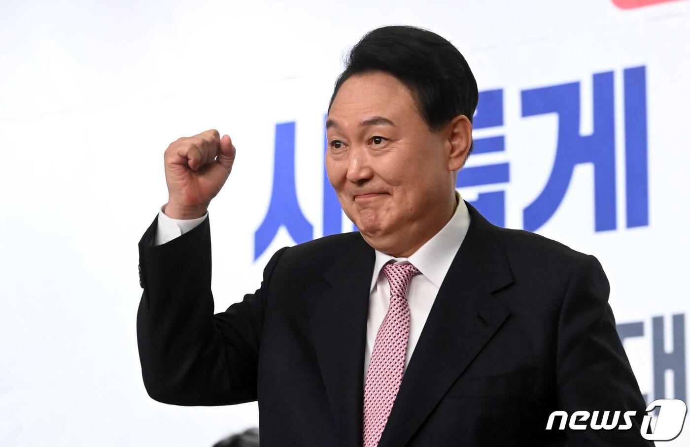 본문 이미지 - 윤석열 대통령 당선인이 10일 오후 서울 여의도 국회 도서관에서 열린 국민의힘 대선 선거대책본부 해단식에서 모두발언을 마친 뒤 주먹을 불끈 쥐어보이고 있다. 2022.3.10/뉴스1 ⓒ News1 이동해 기자