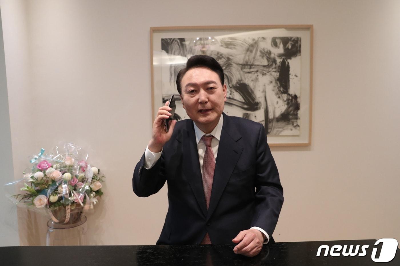 본문 이미지 - 윤석열 제20대 대통령 당선인이 조 바이든 미국 대통령과 통화하는 모습(국민의힘 제공)ⓒ 뉴스1