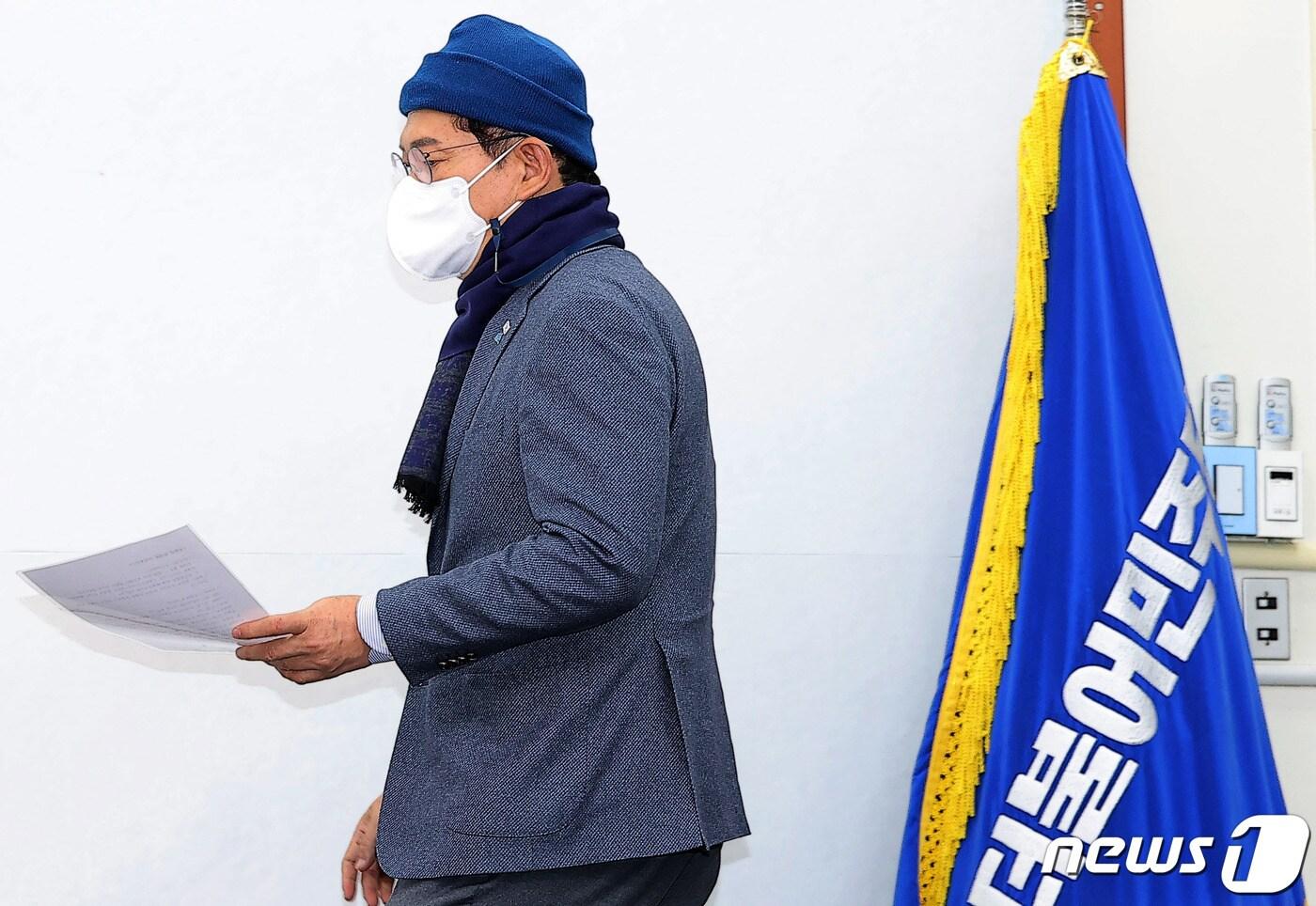 송영길 더불어민주당 대표가 10일 오후 서울 여의도 국회에서 사퇴 기자회견을 마친 후 당대표실을 나서고 있다. 더불어민주당 지도부가 20대 대선 패배의 책임을 지고 10일 총사퇴하기로 했다. 이에 민주당은 윤호중 비상대책위원회 체제로 전환된다. 2022.3.10/뉴스1 ⓒ News1 이동해 기자