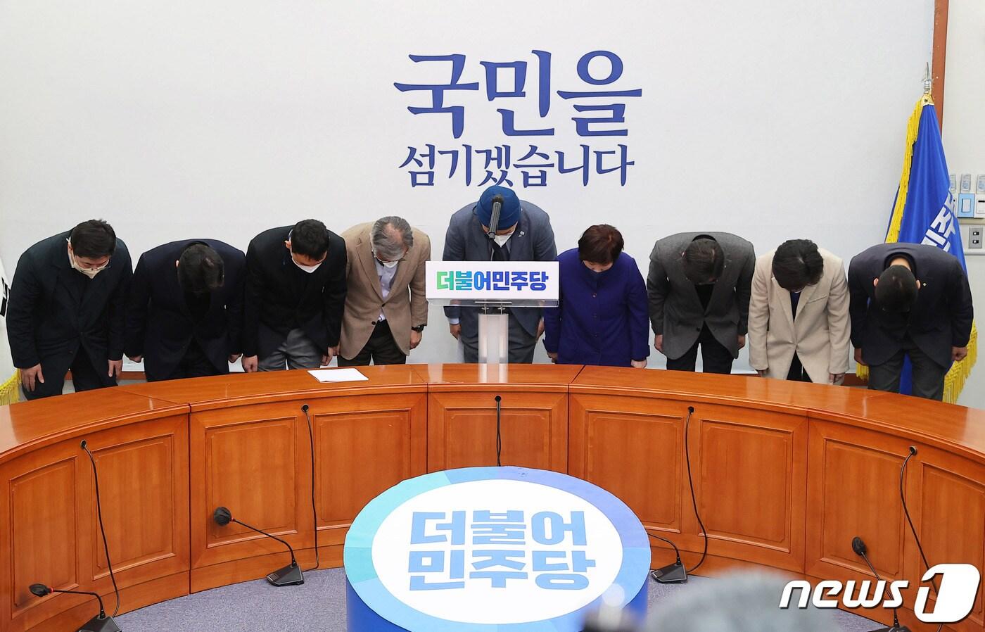 본문 이미지 - 송영길 더불어민주당 대표가 대선 패배 직후인 지난 10일 오후 서울 여의도 국회에서 열린 기자회견에에 사퇴 의사를 밝히고 있다. 더불어민주당 지도부가 20대 대선 패배의 책임을 지고 10일 총사퇴하기로 했다. 이에 민주당은 윤호중 비상대책위원회 체제로 전환된다. 2022.3.10/뉴스1 ⓒ News1 이동해 기자