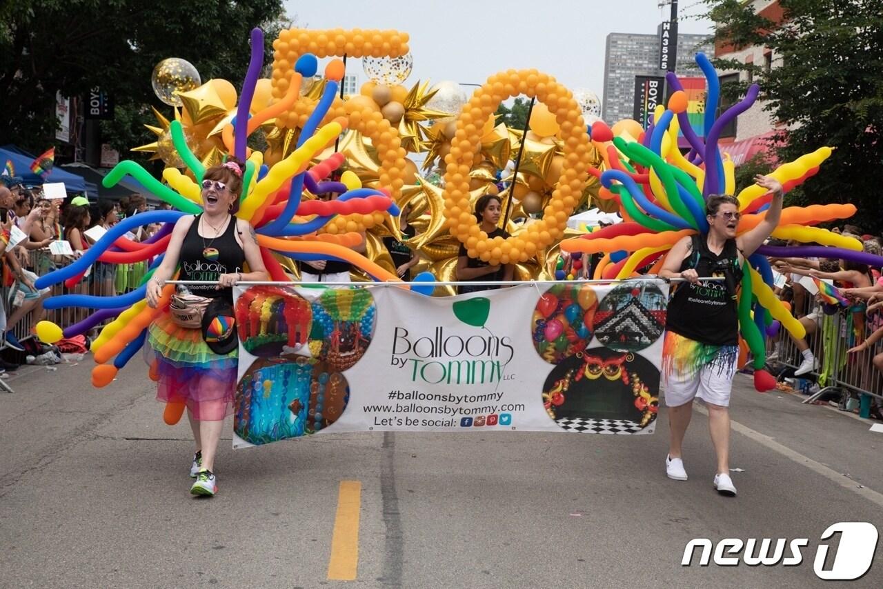 본문 이미지 - 코로나19 팬데믹 여파로 지난 2년간 중단했던 시카고 프라이드 퍼레이드(Chicago Pride Parade)가 올해 6월 26일 대면 행사로 열린다. 사진은 시카고 프라이드 퍼레이드 홈페이지.