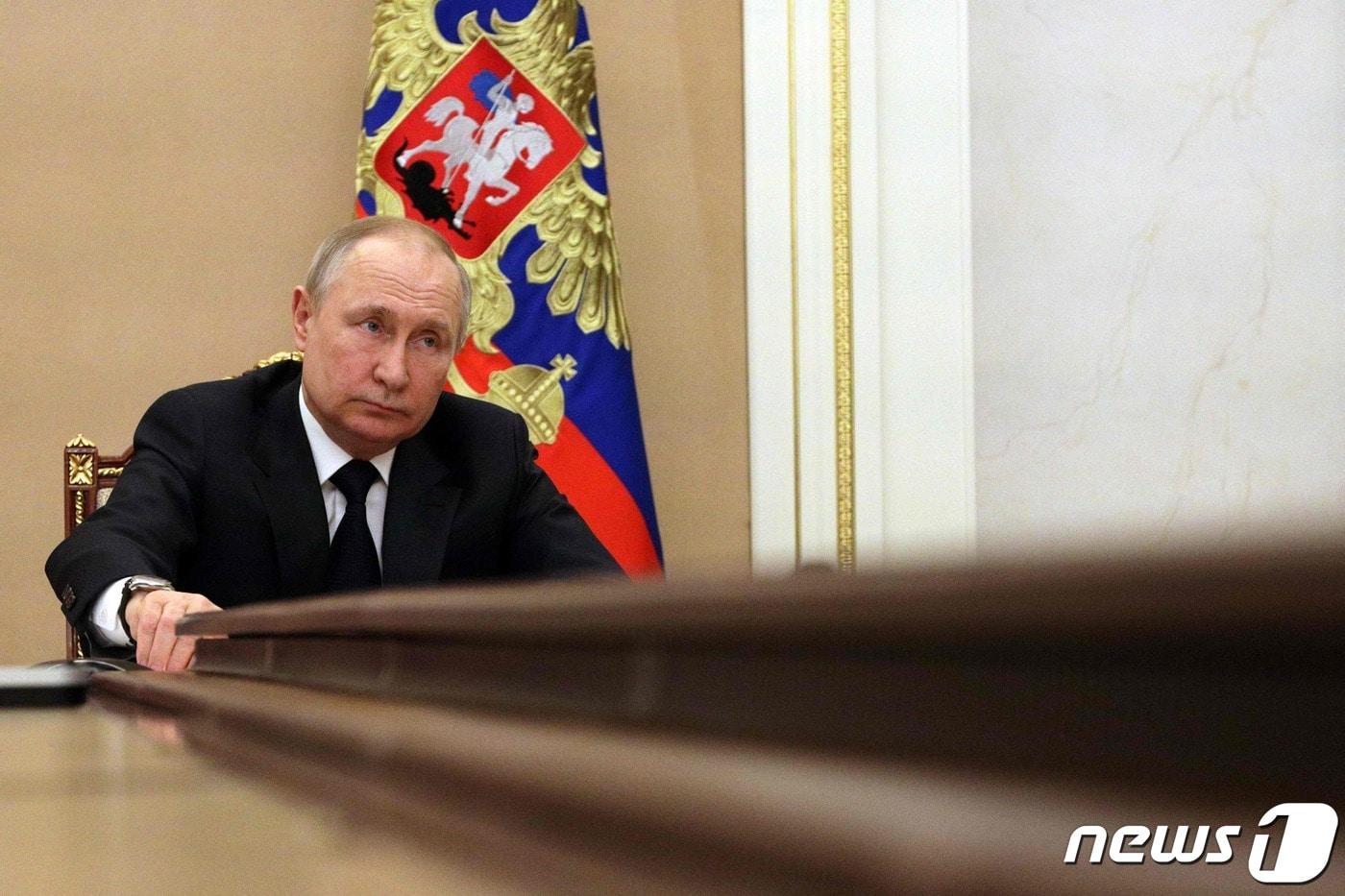본문 이미지 - 블라디미르 푸틴 러시아 대통령이 10일 (현지시간) 모스크바에서 화상 각료회의를 주재하며 러시아는 우크라이나 사태에도 불구하고 유럽에 에너지 공급 의무를 충실히 이행하고 있다면서 서방의 에너지 가격 폭등은 그들의 오판 때문이라고 밝히고 있다. ⓒ AFP=뉴스1 ⓒ News1 우동명 기자