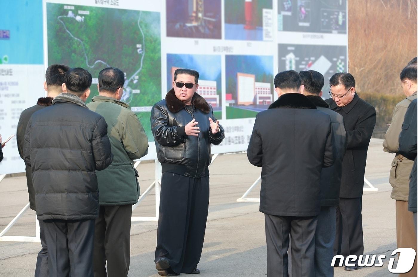 본문 이미지 - (평양 노동신문=뉴스1) = 지난해 3월 서해위성발사장을 현지지도 하는 김정은 총비서. [국내에서만 사용가능. 재배포 금지. DB 금지. For Use Only in the Republic of Korea. Redistribution Prohibited] rodongphoto@news1.kr