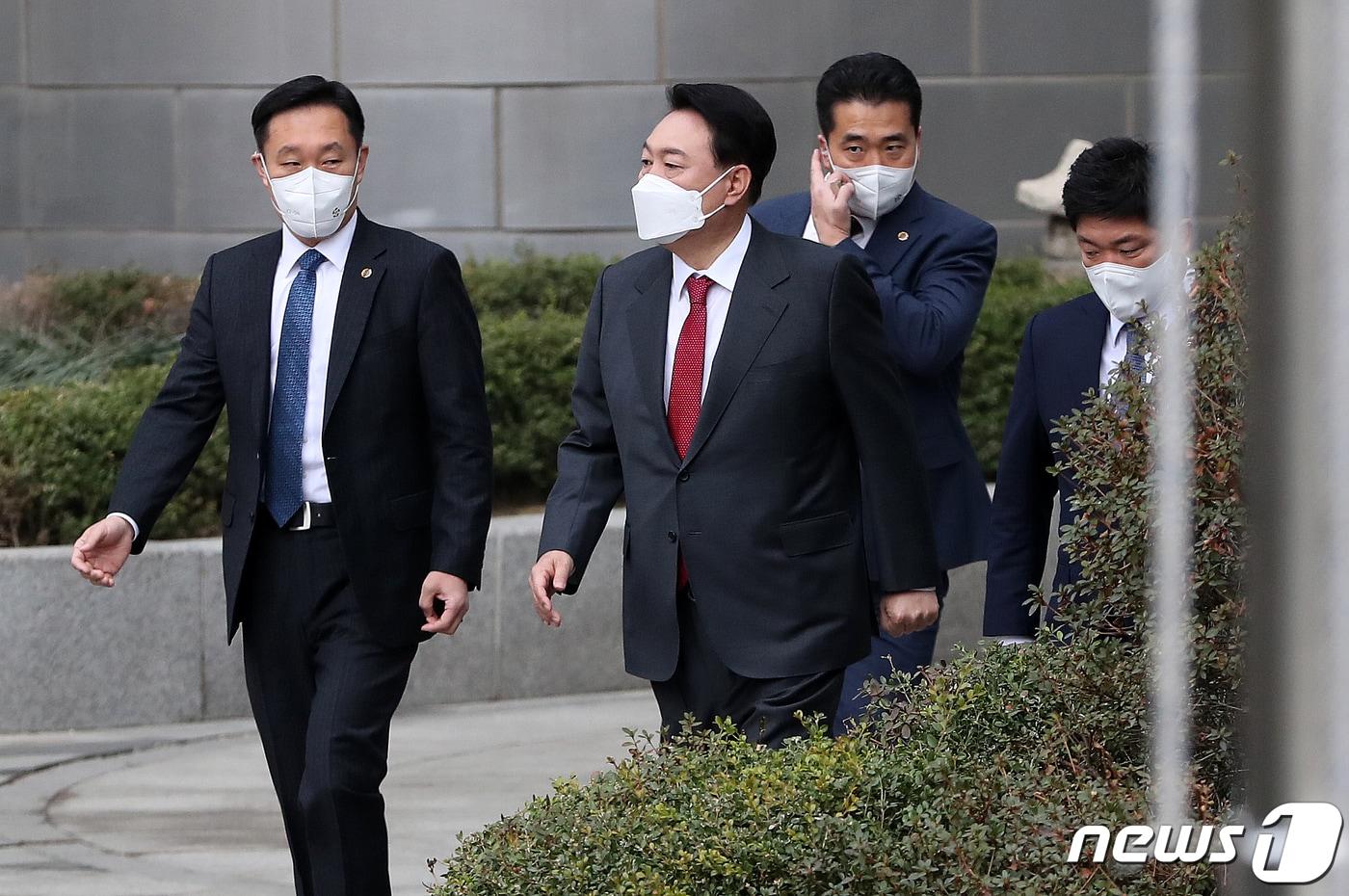 본문 이미지 - 윤석열 대통령 당선인이 11일 오전 공식일정을 소화하기 위해 서울 서초구 자택을 나서고 있다. 2022.3.11/뉴스1 ⓒ News1 박세연 기자