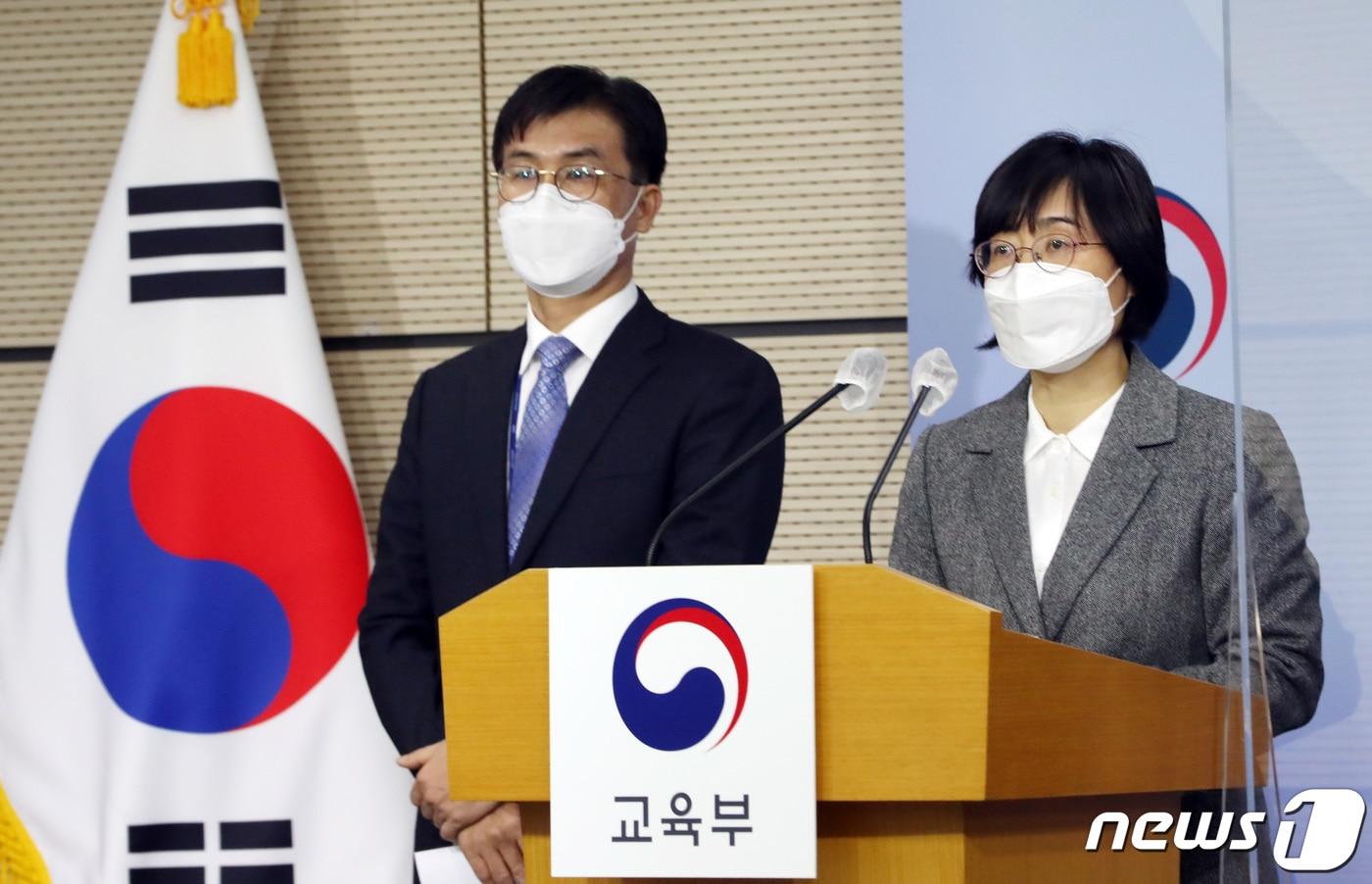 본문 이미지 - 2022년 3월 11일 당시 교육부 이난영 교육안전정보국장과 장홍재 학교혁신정책관(왼쪽)이 11일 정부세종청사에서 2021년 사교육비 조사 결과 및 대응 방안에 대해 발표하고 있다. 2026.2.26 ⓒ 뉴스1 김기남 기자