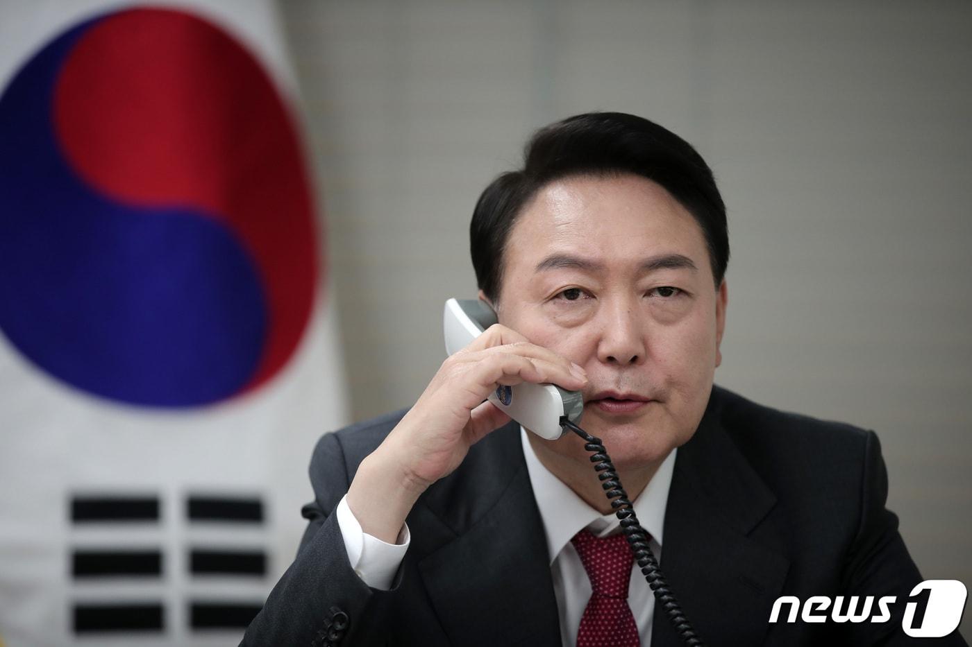 윤석열 대통령이 10일 0시 합참의장으로부터 보고를 받으면서 대통령으로서 업무를 시작했다. (국민의힘 제공) 2022.3.11/뉴스1 ⓒ News1 구윤성 기자