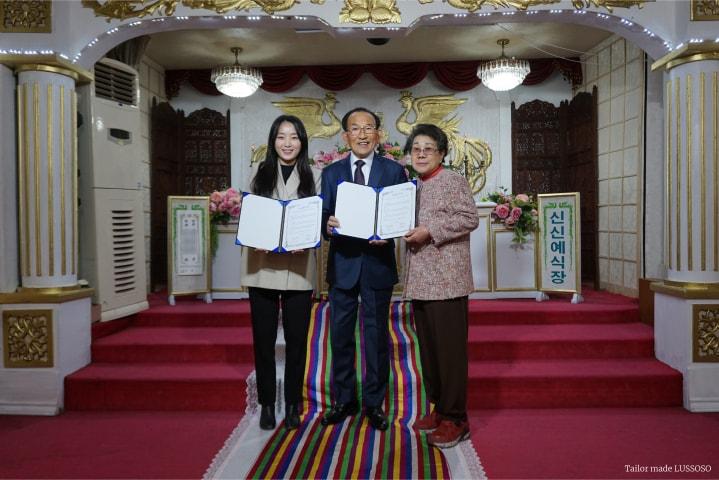 본문 이미지 - 왼쪽부터 루쏘소 이수진 이사, 신신예식장 백낙삼 대표, 최필순 실장ⓒ 뉴스1