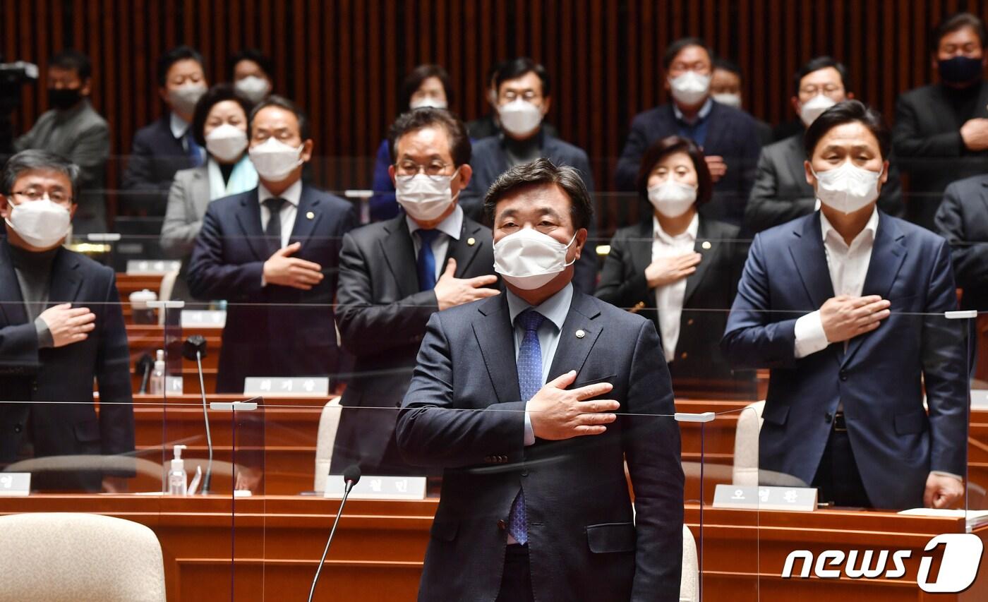 윤호중 더불어민주당 원내대표가 11일 오후 국회 예결위회의장에서 열린 의원총회에서 국민의례를 하고 있다. 대선 패배의 책임을 지고 지도부가 총사퇴한 민주당은 이 자리에서 윤호중 원내대표 중심의 비대위 체제를 의결하고 당 수습 방안을 논의한다. 2022.3.11/뉴스1 ⓒ News1 오대일 기자