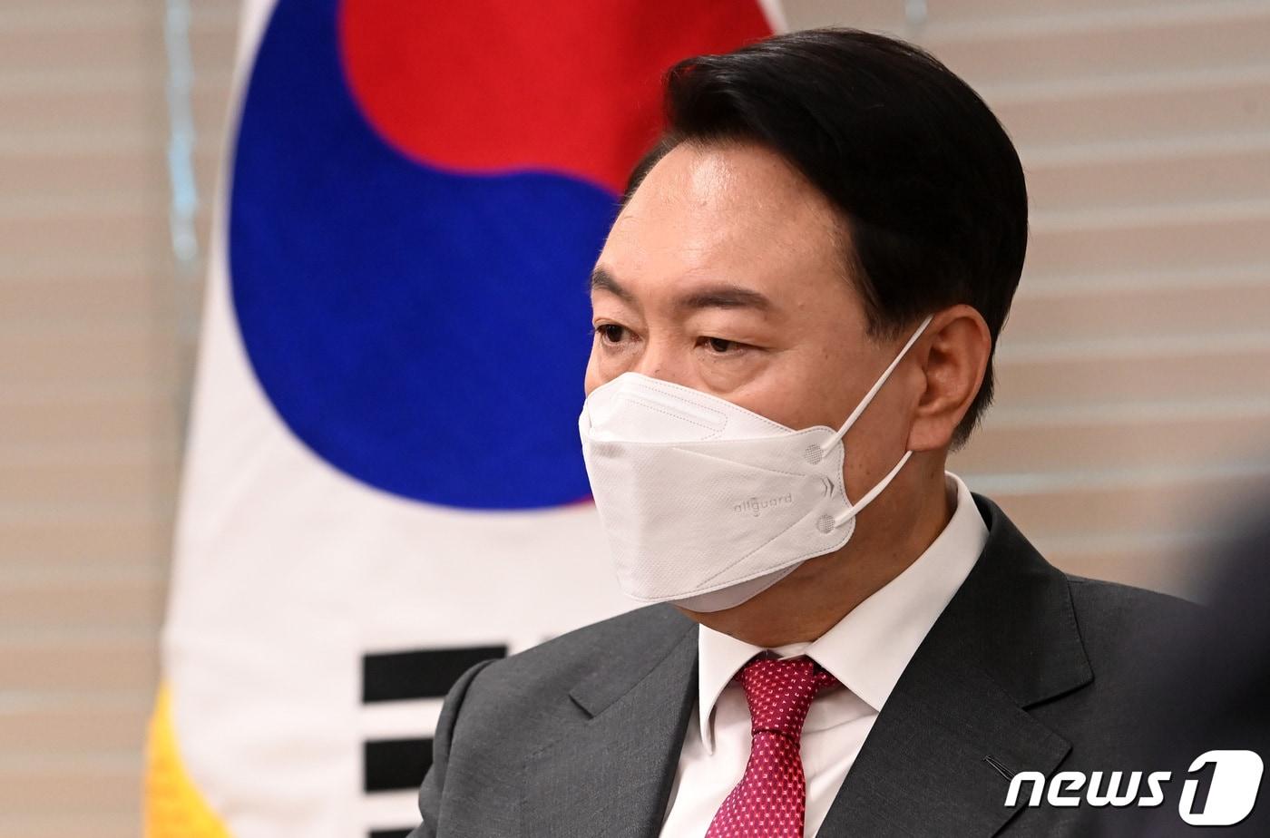 본문 이미지 - 윤석열 대통령 당선인이 11일 오후 서울 여의도 국민의힘 당사에 마련된 당선인 사무실에서 크리스토퍼 델 코소 주한미국대사대리를 접견하고 있다. 2022.3.11/뉴스1 ⓒ News1 구윤성 기자