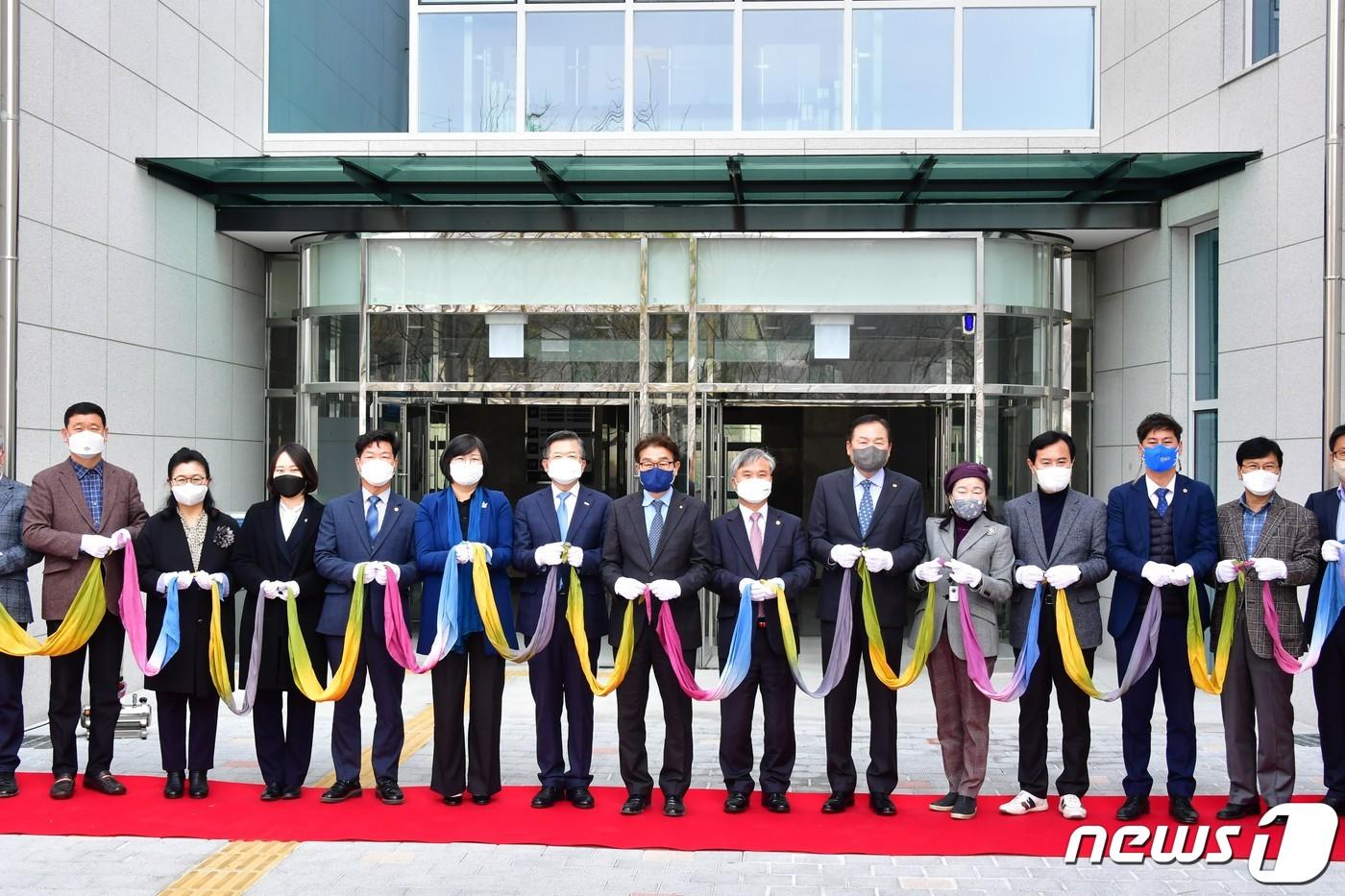 본문 이미지 - 11일 양산산단혁신지원센터 개관식에서 참석자들이 테이프 컷팅을 하고 있다. (양산시 제공) ⓒ 뉴스1