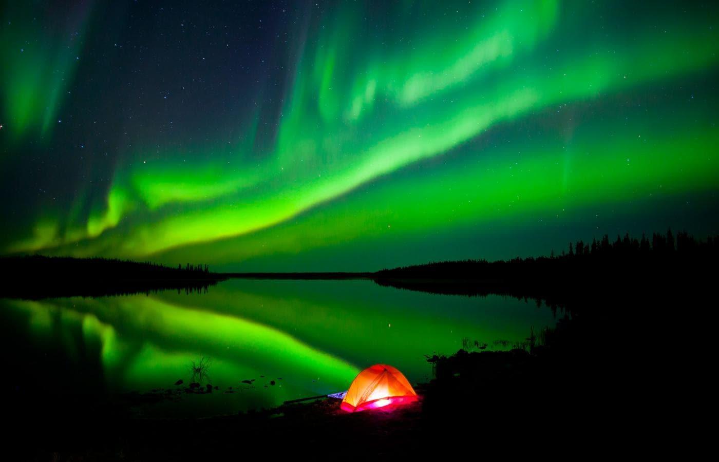 본문 이미지 - 캐나다에서 여름에 관측하는 오로라. 노스트웨스트준주관광청 제공