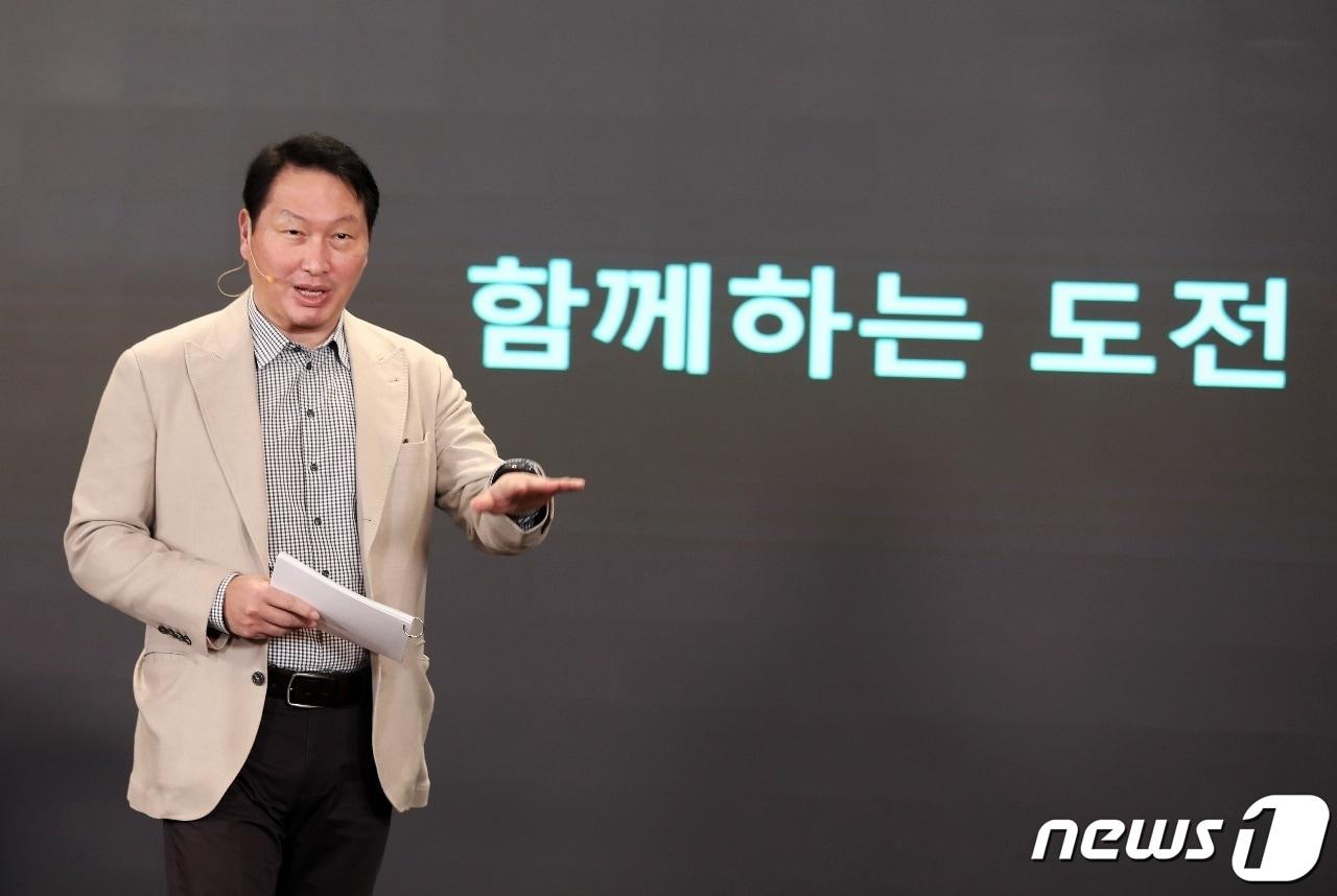 본문 이미지 - 최태원 SK회장이 서울 을지로 SK텔레콤 본사 수펙스홀에서 임직원들과 타운홀 미팅을 하고 있다.  ⓒ 뉴스1