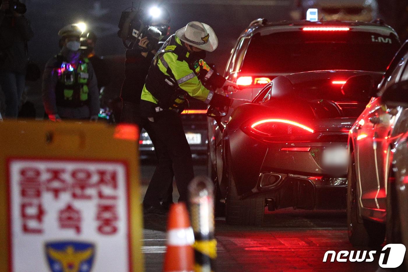 3월11일 오후 서울 강남구 신사동 일대에서 경찰이 전국 음주운전 일제단속을 하고 있다. 2022.3.11/뉴스1 ⓒ News1 성동훈 기자
