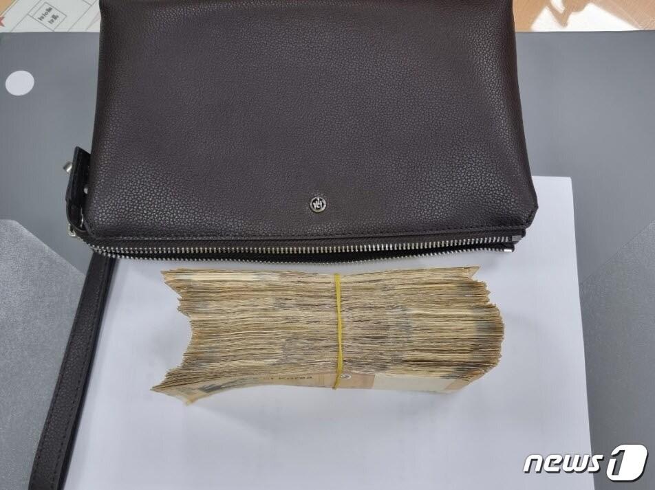 본문 이미지 - 택시에서 발견된 현금 2000만원.(부산경찰청 제공) ⓒ 뉴스1