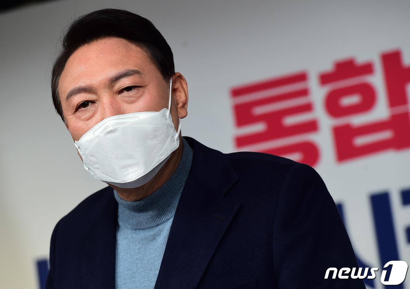 본문 이미지 - 윤석열 대통령 당선인이 13일 서울 여의도 국민의힘 당사에서 대통령직인수위원회 위원장 및 부위원장 인선결과를 발표하고 있다.  2022.3.13/뉴스1 ⓒ News1 이동해 기자