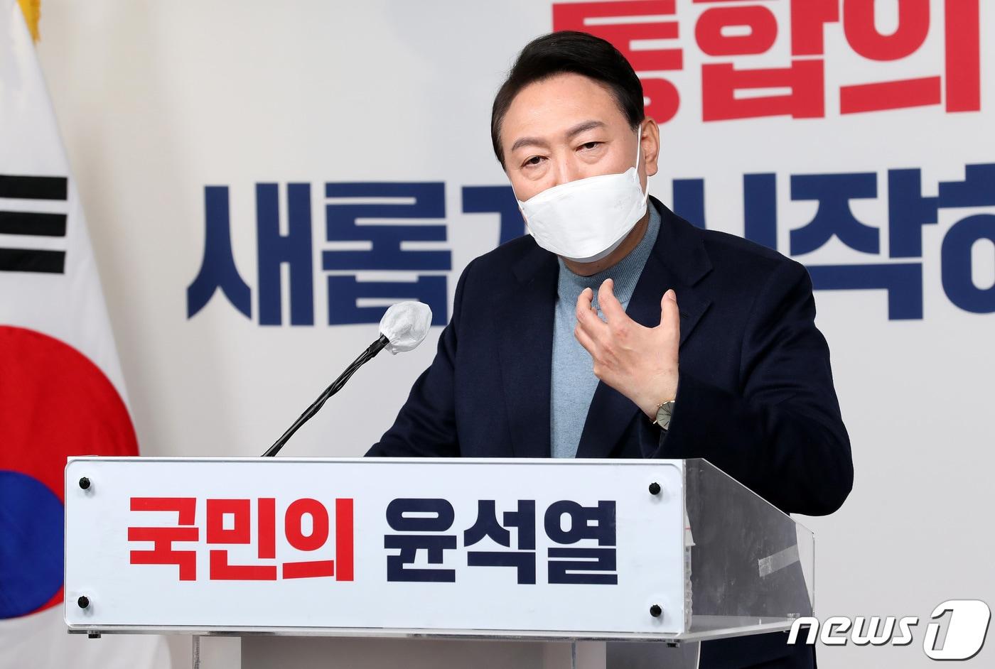 본문 이미지 - 윤석열 대통령 당선인이 13일 오후 서울 여의도 국민의힘 중앙당사에서 대통령직인수위원회 위원장 및 부위원장 인선 결과 발표를 마친 뒤 취재진 질문에 답하고 있다. 윤 당선인은 이날 "인수위원장에는 안철수 국민의당 대표, 부위원장에는 국민의힘 권영세 의원을 임명했다＂고 밝혔다. 2022.3.13/뉴스1 ⓒ News1 이동해 기자