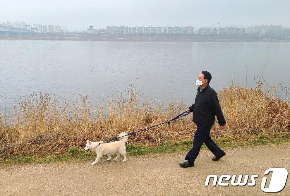 본문 이미지 - 2022년 3월 13일 윤석열 대통령 당선인이 13일 오후 서울 한강공원에서 반려견 토리와 함께 산책을 하고 있다. &#40;윤석열 당선인측 제공&#41; 2022.3.13/뉴스1 ⓒ News1 구윤성 기자