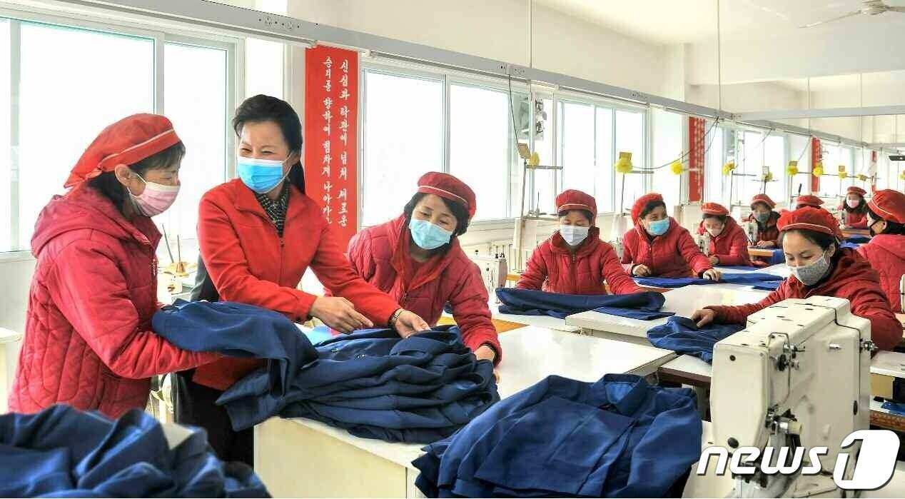 본문 이미지 - (평양 노동신문=뉴스1) = 평양피복공장. [국내에서만 사용가능. 재배포 금지. DB 금지. For Use Only in the Republic of Korea. Redistribution Prohibited] rodongphoto@news1.kr