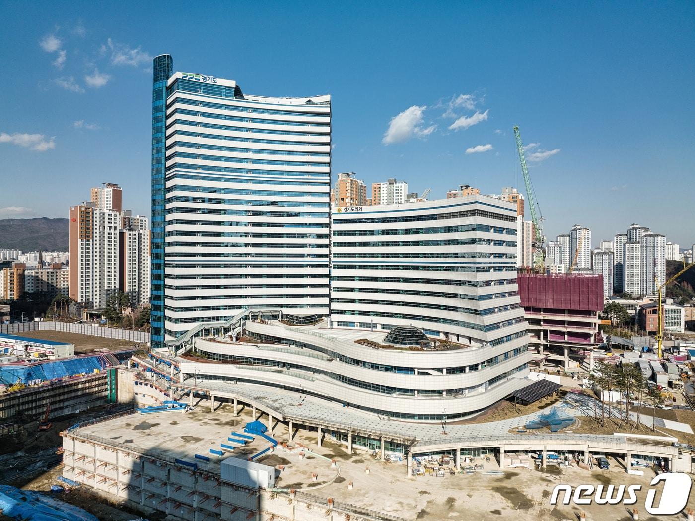 본문 이미지 - 6·1지방선거가 50여일 앞으로 다가온 가운데 경기도지사 선거전도 열기를 더하고 있다. 사진은 상반기 내 입주가 예정된 경기도청 광교신청사(수원시) 모습.  2개 건물 중 왼쪽이 도청사, 오른쪽은 지난 2월 입주한 경기도의회.(경기도 제공.(경기도 제공)ⓒ 뉴스1