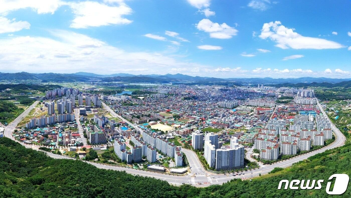본문 이미지 - 14일 충북 충주시는 1조3951억원 규모의 추경예산안을 편성해 시의회에 제출했다고 밝혔다. 사진은 충주시 전경.(충주시 제공)2022.3.14/ⓒ 뉴스1