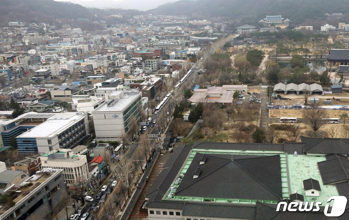  윤석열 당선인은 서울 종로구 통의동 금융감독원연수원(왼쪽 아래)에 마련된 인수위 사무실에서 업무를 보고 있다. 오른쪽 위는 청와대 전경. ⓒ News1 송원영 기자