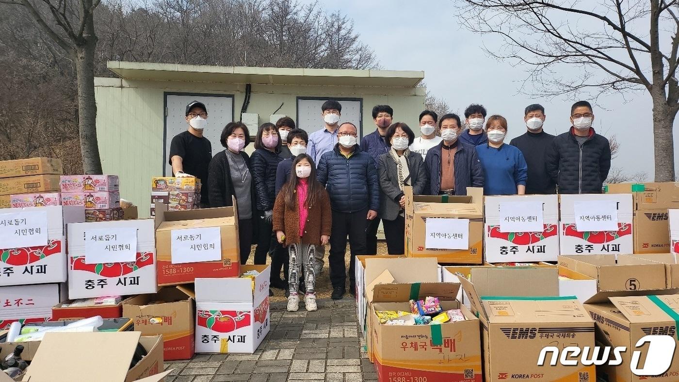 본문 이미지 - 14일 충북 충주라이트월드 상인회가 편의점 물품을 지역 사회복지기관에 전달했다고 밝혔다. 사진은 전달식.(라이트월드 상인회 제공)2022.3.14/ⓒ 뉴스1