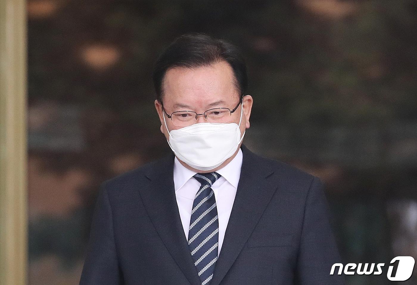 본문 이미지 - 김부겸 국무총리가 청와대 주례회동을 위해 14일 서울 종로구 정부서울청사를 나서고 있다. 이날 김부겸 국무총리 측은 차기 정부에서 김 총리를 유임시키는 방안이 검토된다는 언론 보도에 대해 부적절하다는 입장을 밝혔다. 2022.3.14/뉴스1 ⓒ News1 송원영 기자