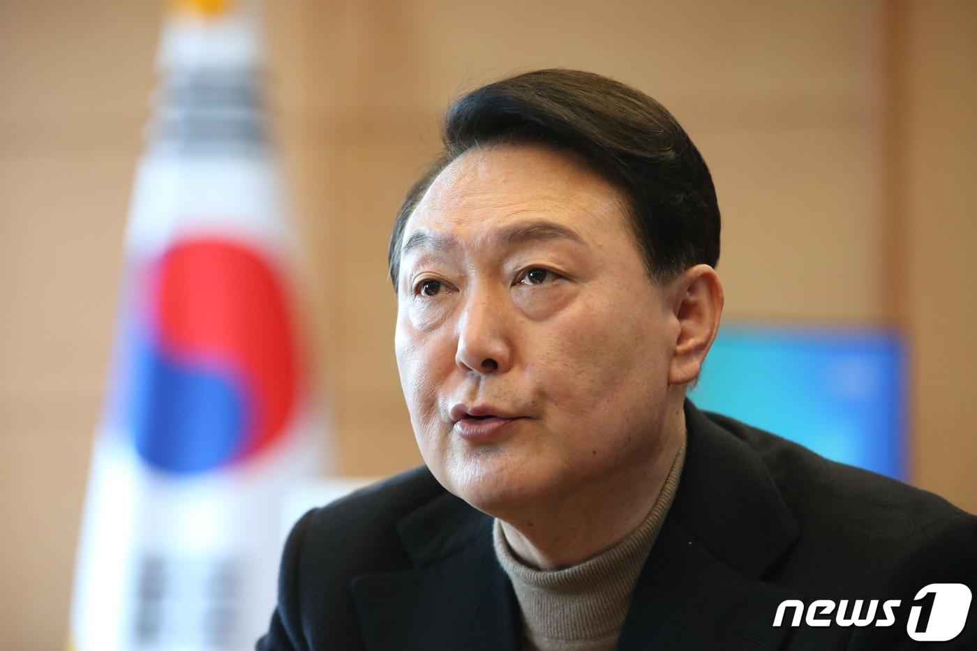 본문 이미지 - 윤석열 대통령 당선인이 14일 오전 서울 종로구 금융감독원 연수원에 마련된 집무실에서 안철수 인수위원장 등과 함께 당선인 주재 인수위 티타임을 갖고 있다. 2022.3.14/뉴스1 ⓒ News1 국회사진취재단