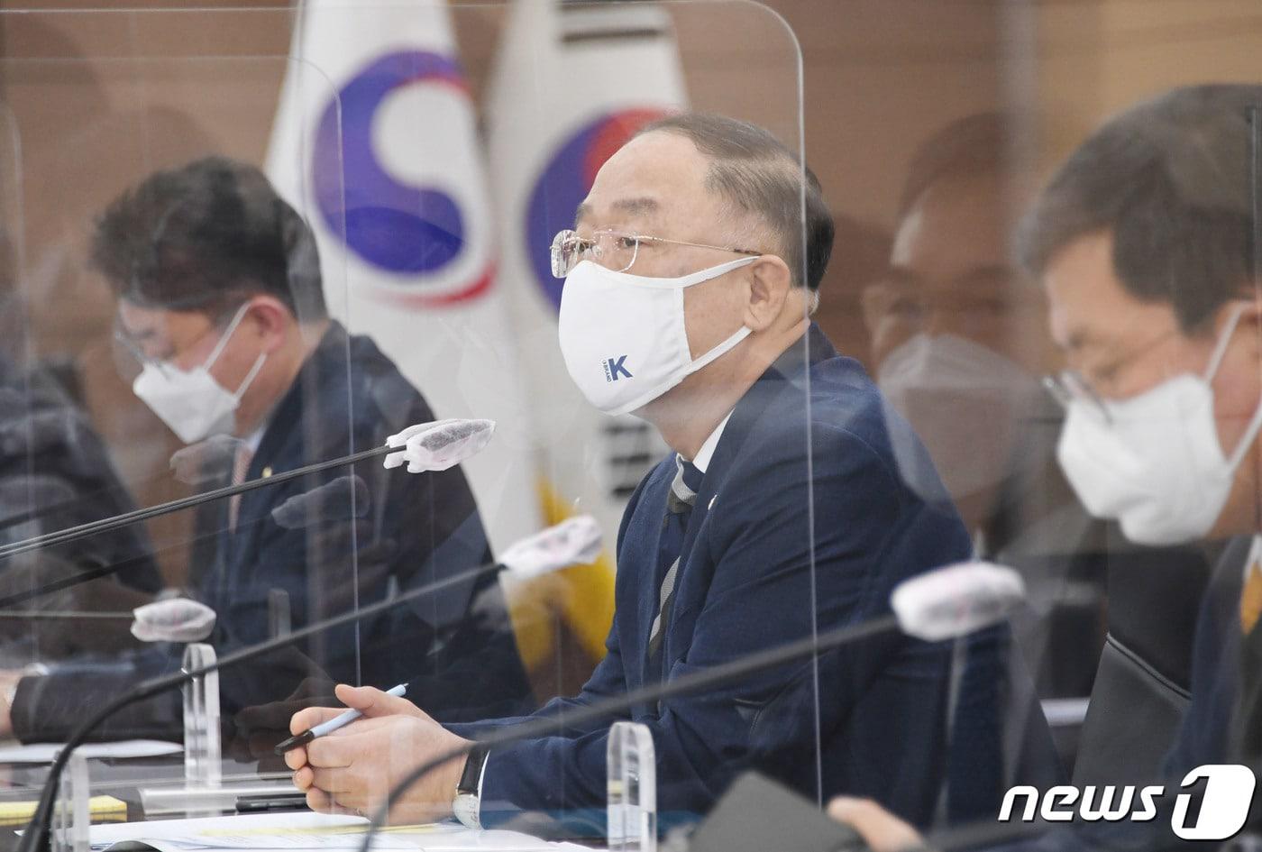 본문 이미지 - 홍남기 경제부총리 겸 기획재정부 장관이 14일 정부세종청사에서 열린 기획재정부 확대간부회의에서 모두발언을 하고 있다. (기획재정부 제공) 2022.3.14/뉴스1