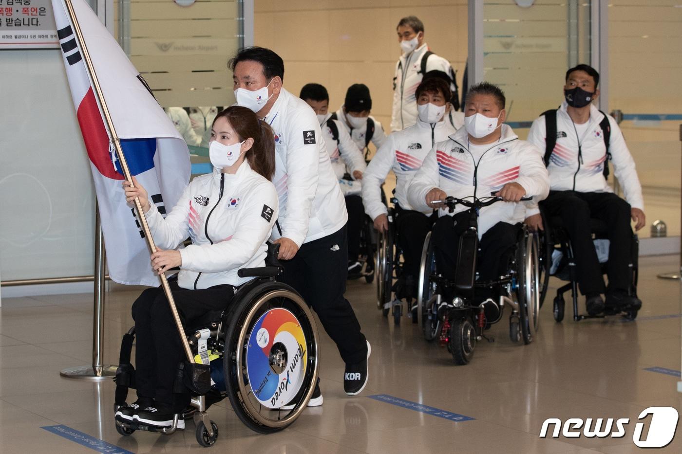 본문 이미지 - 2022 베이징 동계패럴림픽대회에 출전한 한국 선수단이 14일 인천국제공항 제2여객터미널을 통해 귀국하고 있다. 2022.3.14/뉴스1 ⓒ News1 유승관 기자