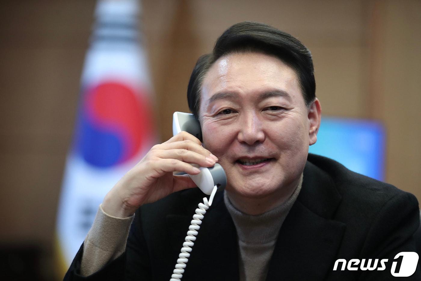 윤석열 대통령 당선인이 지난 14일 저녁 5시 30분 경 보리스 존슨 영국 총리와 통화하고 있다. 윤 당선인은 영국과 긴밀히 소통하면서 취임이후 양국간 우호협력관계를 더욱 발전시켜 나갈수 있기를 희망한다고 밝혔다. (윤석열 당선인측 제공) 2022.3.15/뉴스1 ⓒ News1 이동해 기자