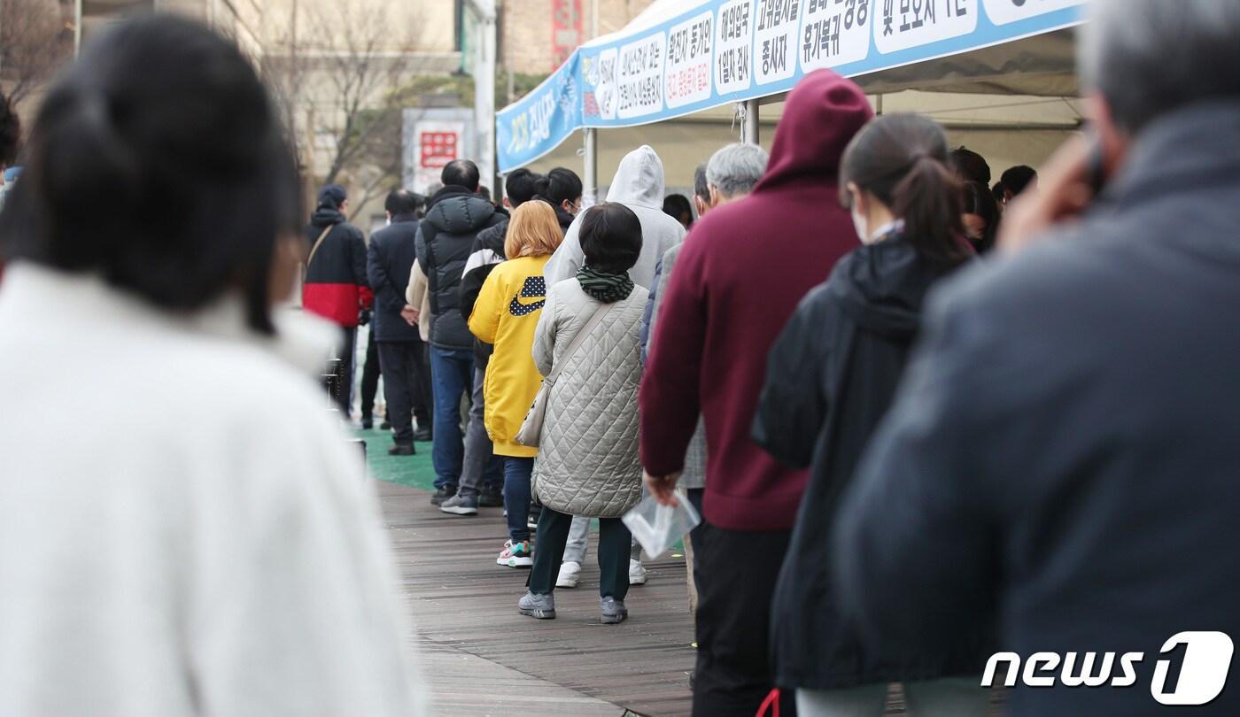 15일 오전 서울 송파구 송파보건소에 마련된 신종 코로나 바이러스 감염증(코로나19) 선별진료소에서 시민들이 검사를 받기 위해 대기하고 있다. 2022.3.15/뉴스1 ⓒ News1 박지혜 기자