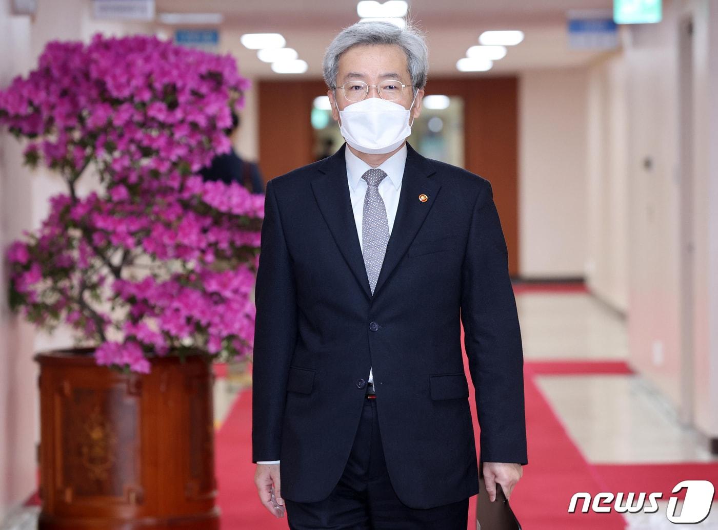 본문 이미지 - 고승범 금융위원장이 15일 서울 종로구 정부서울청사에서 열린 국무회의에 참석하고 있다.2022.3.15/뉴스1 ⓒ News1 송원영 기자