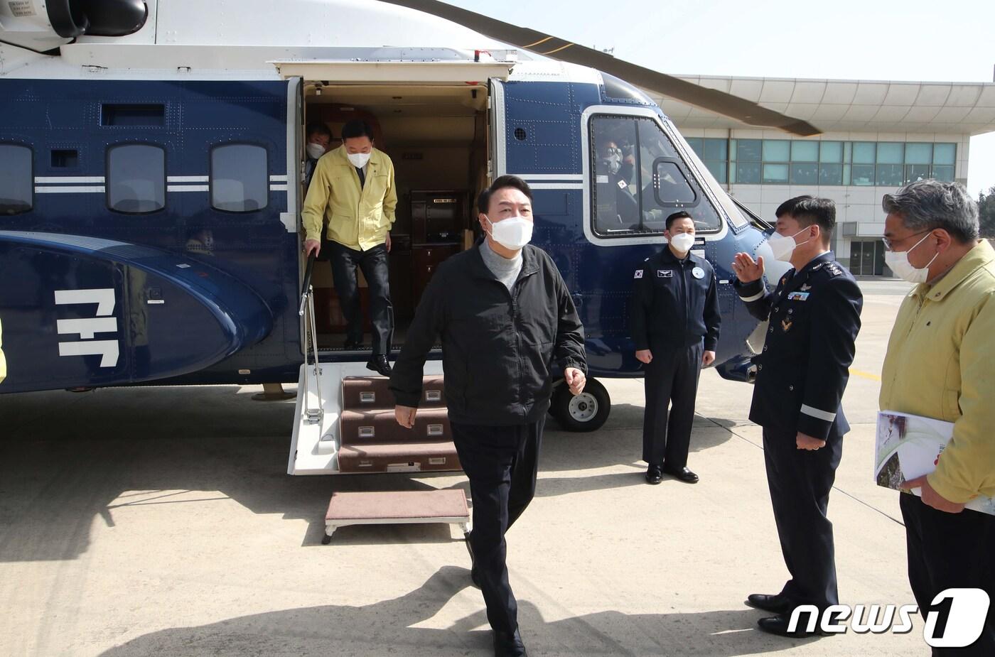 윤석열 대통령이 당선인 시절이던 지난 3월15일 헬기로 경북 울진군 울진비행장에 도착했다. 2022.3.15/뉴스1 ⓒ News1 국회사진취재단