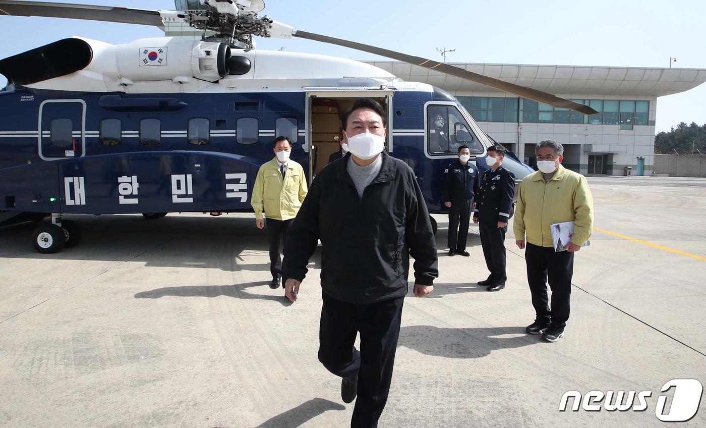 윤석열 대통령 당선인이 15일 경북 울진군 울진비행장에 도착해 헬기에서 내리고 있다. 윤 당선인은 이날 울진, 동해 등 산불피해지역을 방문했다. 2022.3.15/뉴스1 ⓒ News1 국회사진취재단