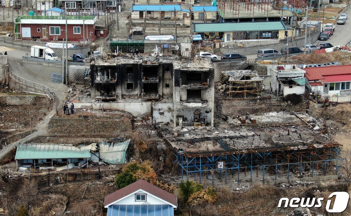 본문 이미지 - 산불로 검게 그을린 마을. /뉴스1 ⓒ News1 구윤성 기자