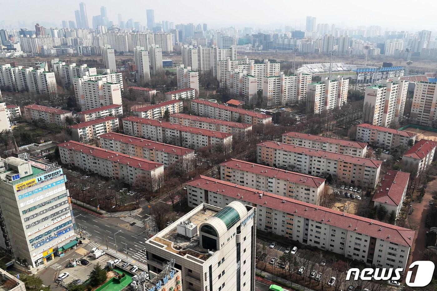 본문 이미지 - 서울 양천구 목동 아파트 5단지와 6단지 모습. 2022.3.15/뉴스1 ⓒ News1 민경석 기자