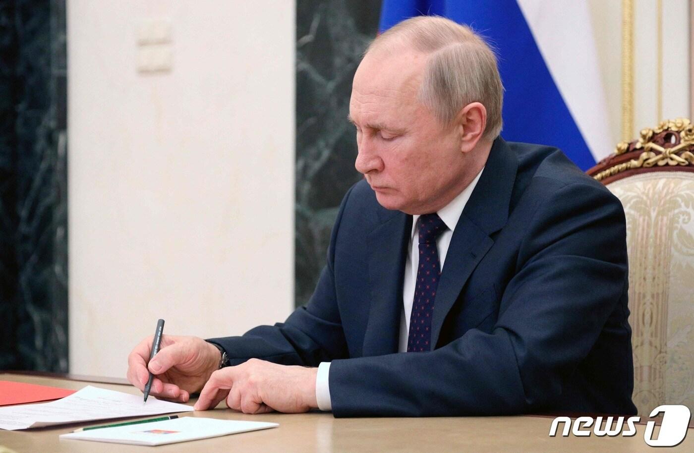 11일 블라디미르 푸틴 러시아 대통령이 국가안보회의를 주재하고 있다.  ⓒ AFP=뉴스1