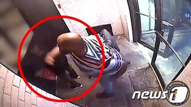 본문 이미지 - 14일(현지시간) 미국 용커스에서 아시아 여성에 대한 증오범죄가 발생했다. ⓒ 뉴스1 (용커스 경찰국 CCTV화면 제공 갈무리)