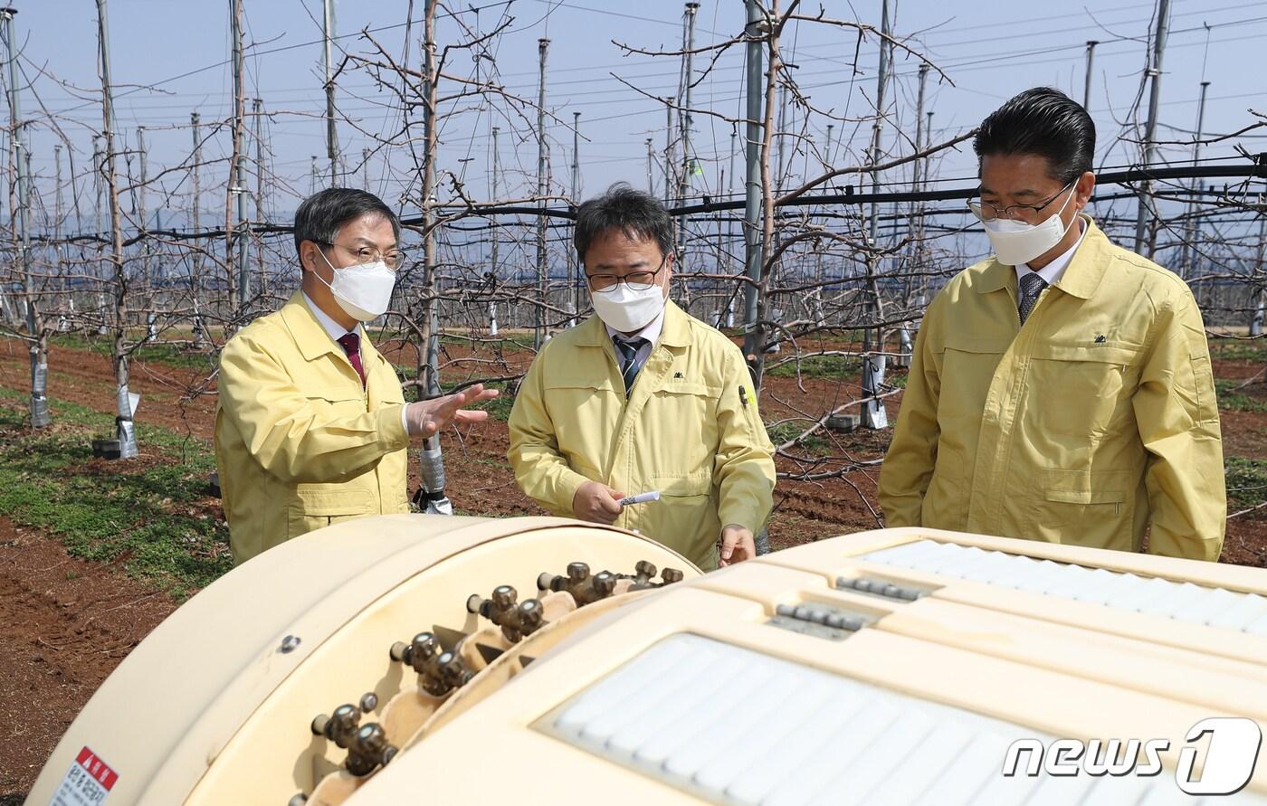 박병홍 농촌진흥청장이 15일 충남 예산군 과수원 포장에서 열린 '과수화상병 정밀예측시스템 활용 약제방제 연시회'에 참석했다. ⓒ 뉴스1