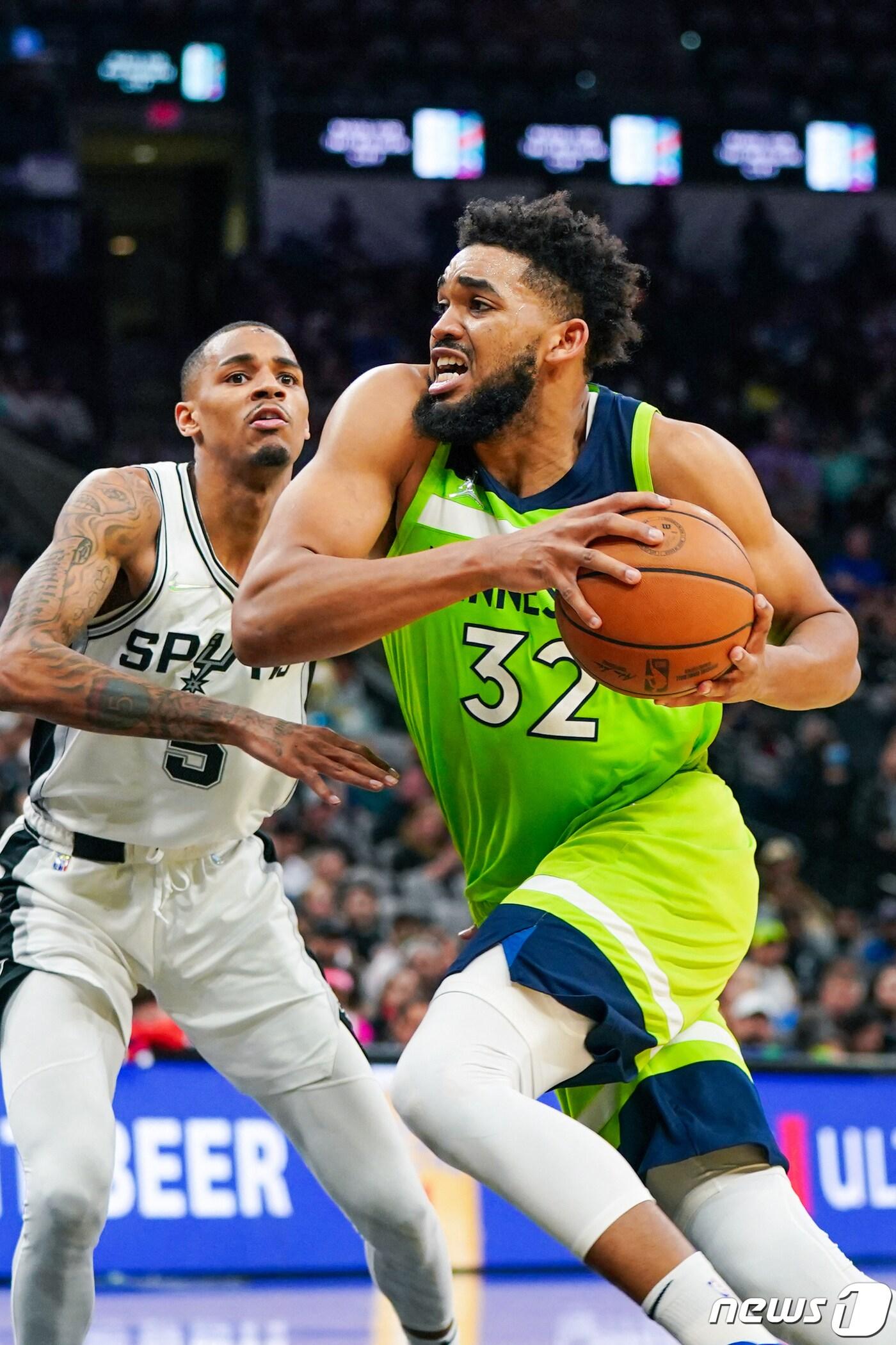 본문 이미지 - NBA 미네소타 칼 앤서니 타운스(오른쪽)가 15일(한국시간) 샌안토니오와 경기에서 드리블을 하고 있다. ⓒ 로이터=뉴스1