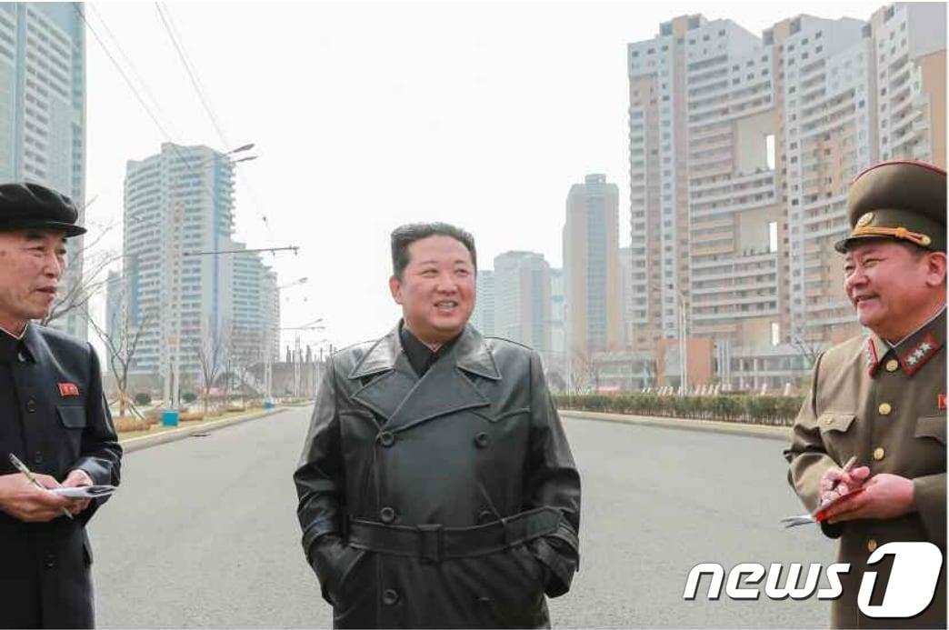 본문 이미지 - 김정은 북한 조선노동당 총비서가 평양 송신·송화지구 1만세대 살림집 건설장을 현지지도했다고 당 기관지 노동신문이 지난 16일 보도했다. [국내에서만 사용가능. 재배포 금지. DB 금지. For Use Only in the Republic of Korea. Redistribution Prohibited] rodongphoto@news1.kr