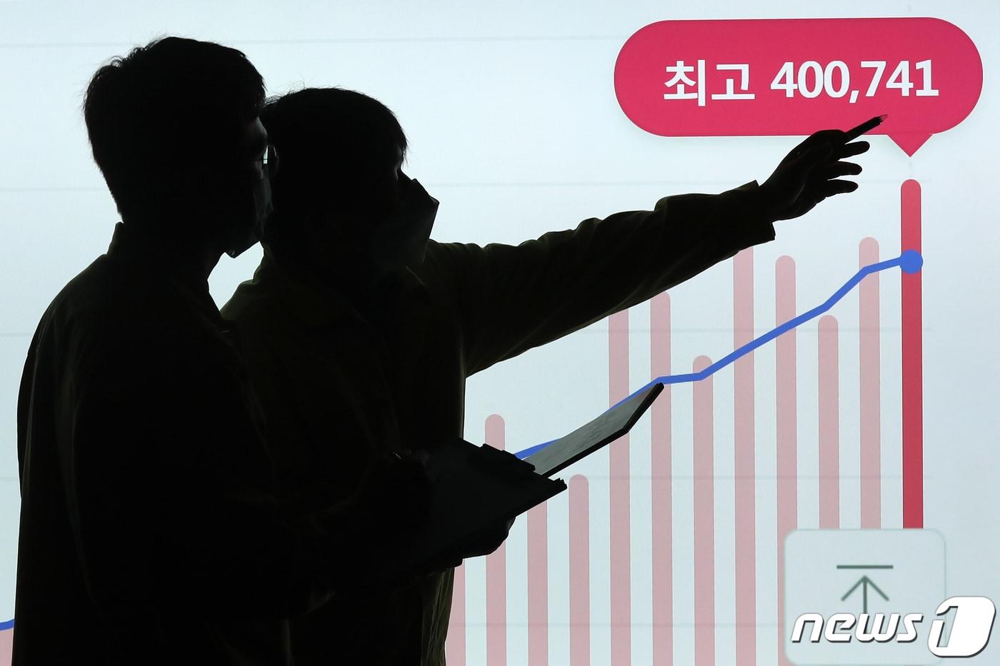 본문 이미지 - 신종 코로나바이러스 감염증(코로나19) 신규 확진자수가 사상 첫 40만명대를 돌파한 16일 오전 서울 송파구청에서 구청 관계자들이 일일 신규 확진자 수를 점검하고 있다. 2022.3.16/뉴스1 ⓒ News1 민경석 기자