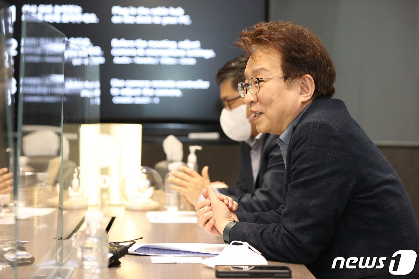 본문 이미지 - 권칠승 중소벤처기업부 장관이 16일 서울시 강남구 유니콘기업 ‘리디’를 방문, 인사말을 하고 있다. (중소벤처기업부 제공) 2022.3.16/뉴스1