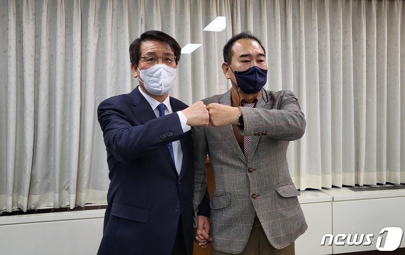 본문 이미지 - 6월1일 치러지는 동시지방선거 군산시장 출마예정자인 문택규 민주당 전북도당 부위원장(사진 왼쪽)과 박재만 전 전북도의회 민주당 원내대표가 후보 단일화에 합의했다.ⓒ 뉴스1