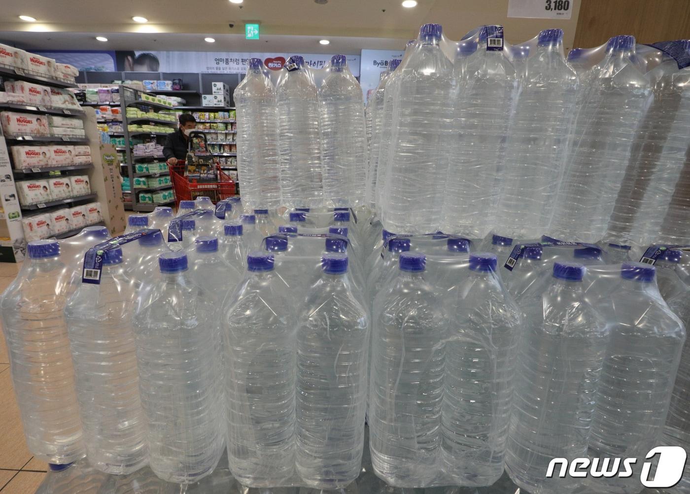 본문 이미지 - 2리터짜리 생수. (사진은 기사 내용과 무관함) / 뉴스1 ⓒ News1