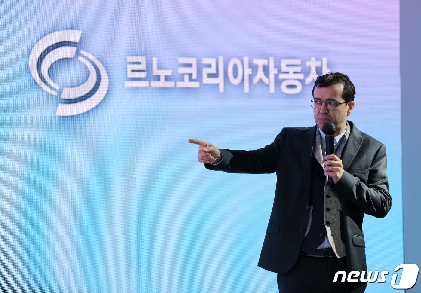 본문 이미지 - 스테판 드블레즈 르노코리아자동차 대표이사가 16일 부산 강서구 르노코리아자동차 부산공장에서 새 비전 발표회를 열고 변경된 사명과 새로운 로고를 공개하고 있다. 2022.3.16/뉴스1 ⓒ News1 김영훈 기자