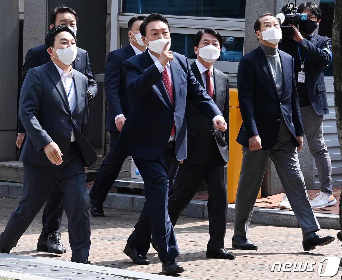 본문 이미지 - 윤석열 대통령 당선인이 16일 오후 서울 종로구 통의동에서 점심식사를 마친 뒤 안철수 인수위원장과 권영세 부위원장 등 지도부와 함께 산책하고 있다. 2022.3.16/뉴스1 ⓒ News1 국회사진취재단